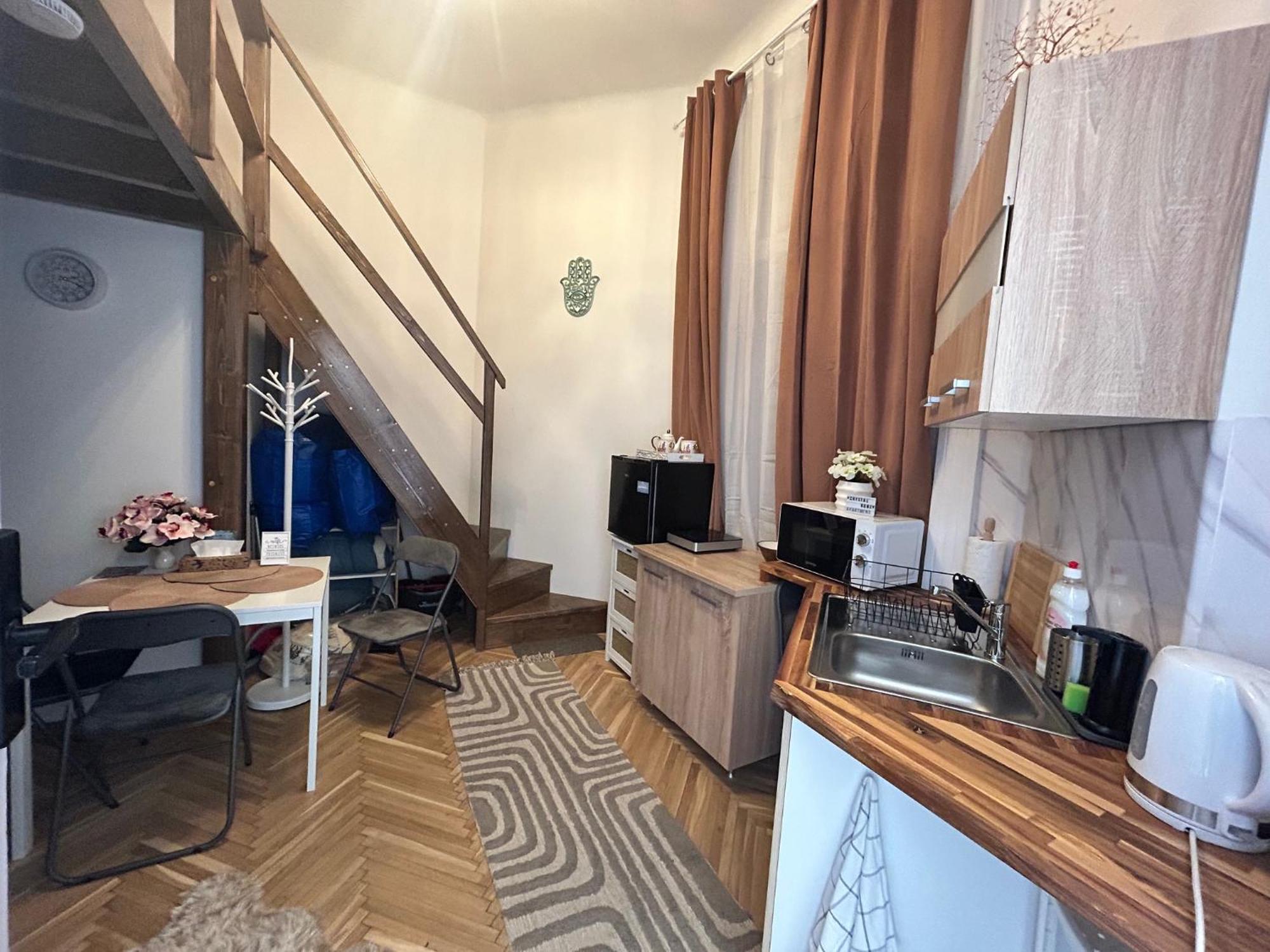 Crystalhome Apartment *